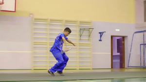 穿中华服参加武术武术锻练的年青男孩17秒视频