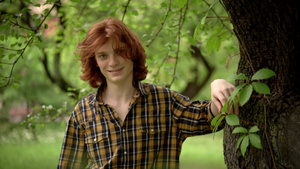 长着红色头发的年轻人在花园里16秒视频