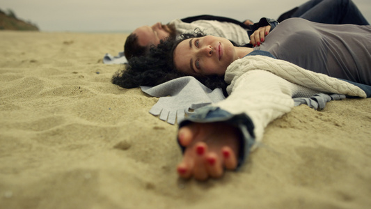 西班牙裔夫妇在海边冷却沙滩视频