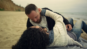 的情侣在海边亲吻海滩13秒视频