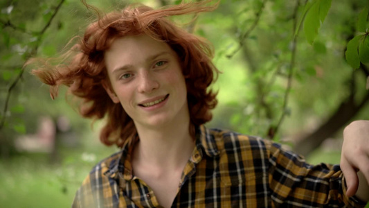 长着红色头发的年轻人在花园里一个浪漫的形象视频