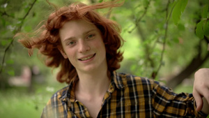 长着红色头发的年轻人在花园里一个浪漫的形象21秒视频