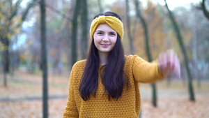 一个年轻女孩扔叶子在秋天公园7秒视频