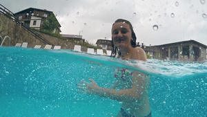 在游泳池中快乐的青少年10秒视频