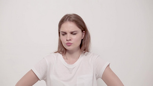 年轻女性在白色背景上装扮和微笑15秒视频