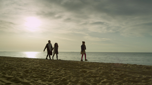 快乐的家庭去海滩日落天空海洋视频