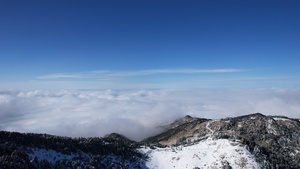 航拍冬天雪景湖北神农架积雪的山顶与翻腾的云海4k素材57秒视频