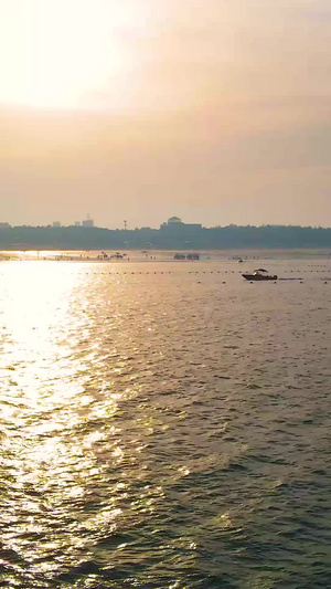 航拍唯美夕阳余晖沙滩海景船只26秒视频