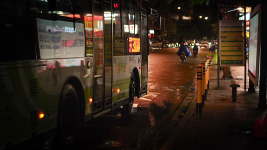 雨中城市夜色公交站视频