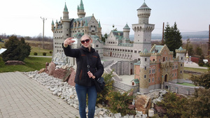 女人在迷你模型附近拍自拍古老的城堡中士文斯坦德国式12秒视频