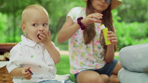 在野餐时吃樱桃的小男孩33秒视频