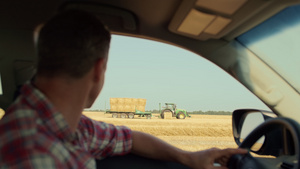 农夫在农村特写镜头驾驶汽车15秒视频