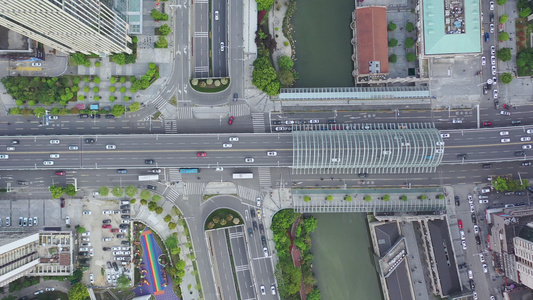 航拍城市错综复杂的立交桥和十字路口交通视频