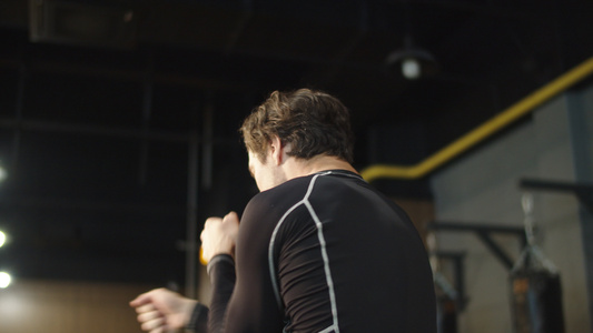 在体育馆拳打击的活跃男性运动员拳击会视频