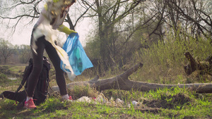 绿色妇女积极分子在森林中垃圾收集活动34秒视频