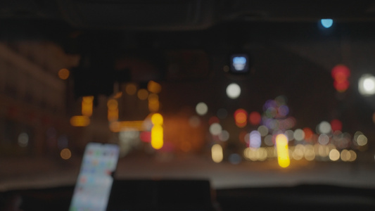 行驶的汽车内第一视角虚焦的璀璨灯光和街景道路4k素材视频