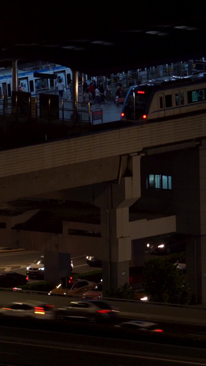 城市夜晚交通轻轨站台和立交桥车流视频素材轨道交通58秒视频