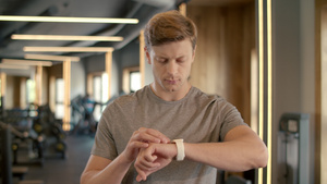 健身房使用智能手表打笑健美运动员24秒视频