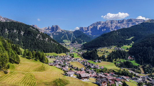 无人机航拍意大利阿尔卑斯山多洛米蒂山区乡村村庄实拍视频视频