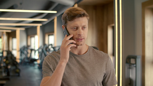 运动俱乐部的健美运动员在电话上聊天25秒视频