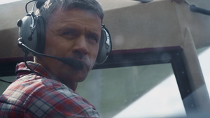 特写飞机飞行员脸上戴着耳机与麦克风坐在飞机机舱13秒视频