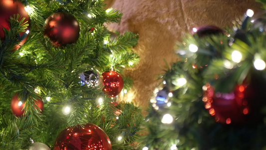 节日装饰的户外圣诞树特写镜头与明亮的红色球模糊闪闪发光视频