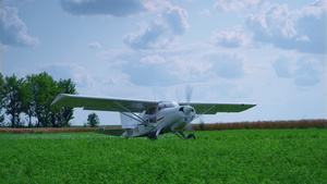 准备在绿色机场夏日起飞的超轻型私人飞机12秒视频