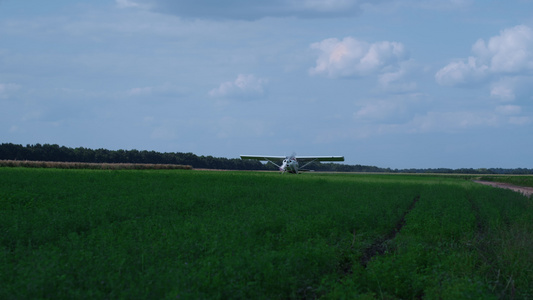 具有旋转螺旋桨发动机的轻型飞机着陆机场视频