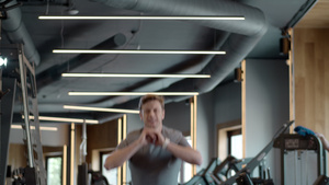 健壮的体力建筑师在健身房蹲下11秒视频