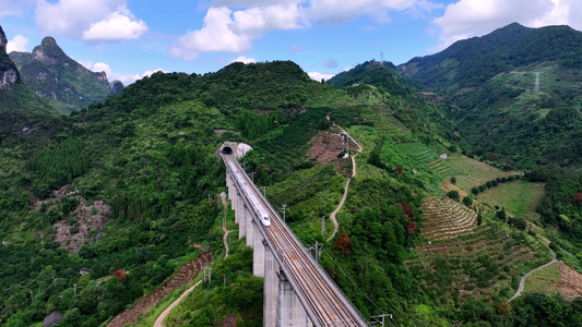 航拍广西桂林高铁线路 大好河山视频