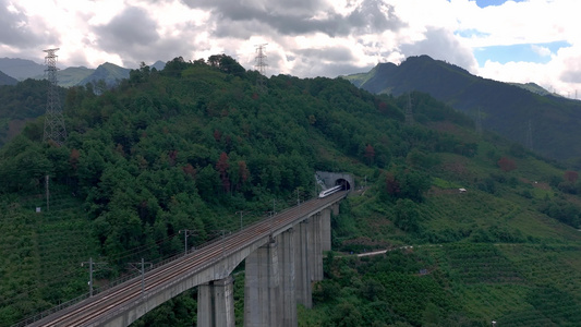 航拍广西桂林高铁线路 大好河山视频