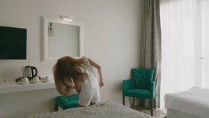 快乐的女孩在度假村酒店的卧室里跳舞31秒视频