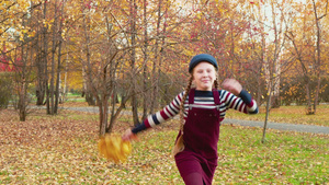 快乐的女孩少年手牵手在城市公园里奔跑8秒视频