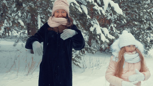 快乐的妈妈和女儿在寒冬树背景上跳舞而下雪11秒视频