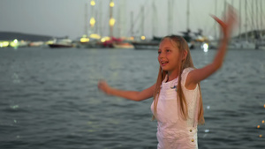 晚上在港口码头玩得开心孩子快乐10秒视频