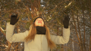 快乐的年轻女孩在冬天跳雪森林在树上漫步37秒视频