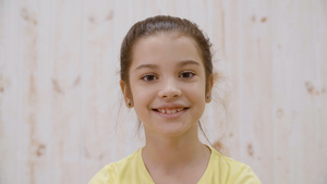 快乐微笑的女孩画像性格开朗的女孩带着露齿的微笑在灯光16秒视频