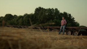 农民在机器农村地区工作麦田15秒视频