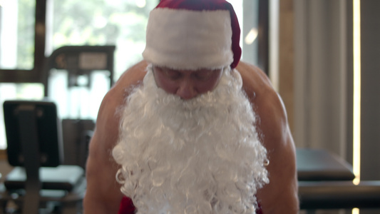 穿着圣诞老人服装的健身男子视频