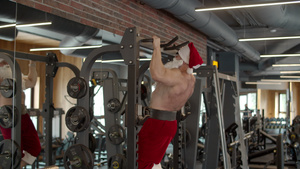 在健身中心锻炼的雄勃圣诞老人29秒视频