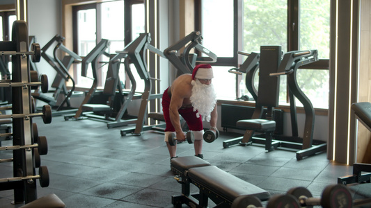 圣诞老人在健身房做哑铃摇摆视频