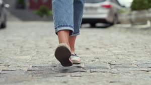 穿着牛仔裤和便鞋在街上行走的妇女7秒视频