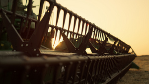 在金色的夕阳特写镜头中结合脱粒机站在田野茅草夏天13秒视频