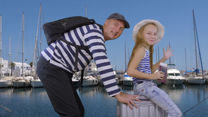 快乐的父亲和女儿一起坐在手提箱上9秒视频