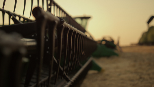 剪影农民站在日落时的机械设备视频