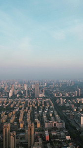 城市清晨迷雾建筑高楼竖屏航拍视频