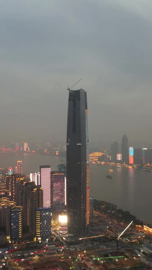 航拍暴风雨前的城市最高天际线摩天大楼夜景灯光秀素材写字楼69秒视频