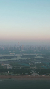 城市清晨迷雾建筑高楼竖屏航拍视频