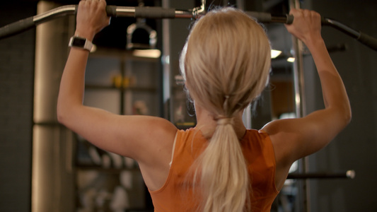 健身房的活跃运动妇女培训视频