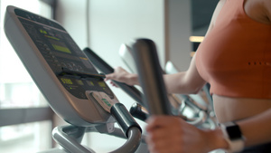 健身女士在健身房里锻炼23秒视频